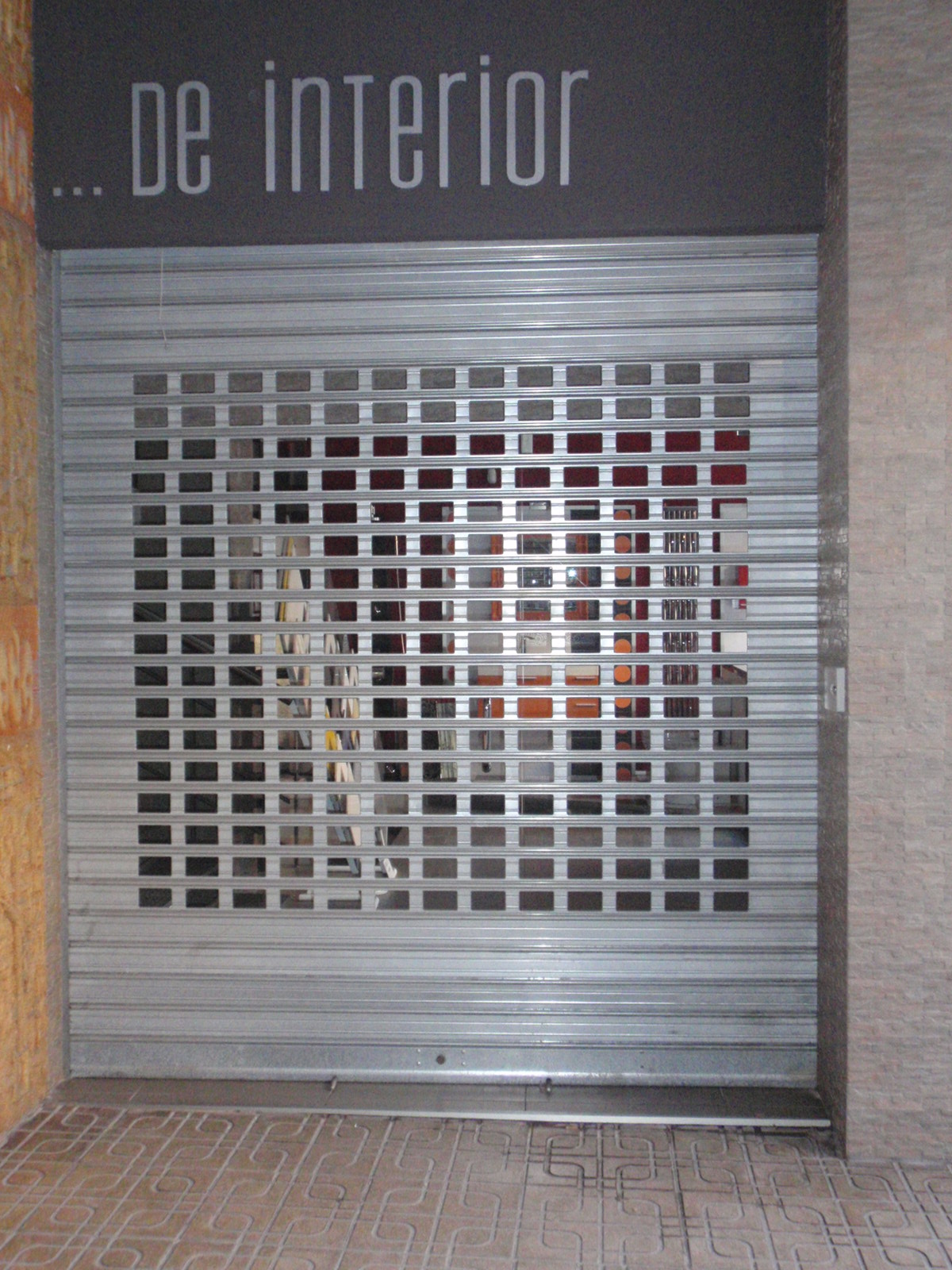 Puerta comercial 12