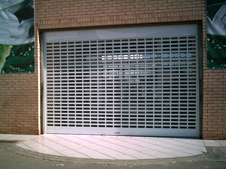 Puerta comercial 16
