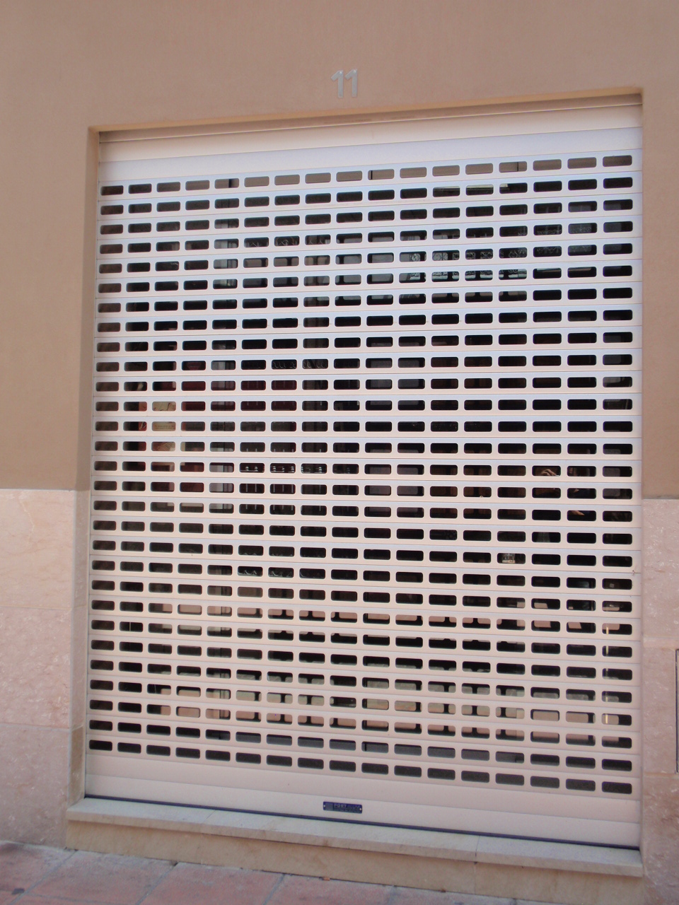 Puerta comercial 17