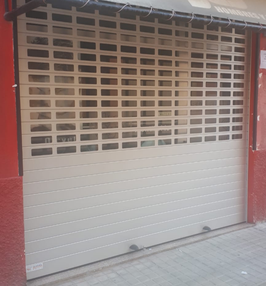 Puerta comercial 18
