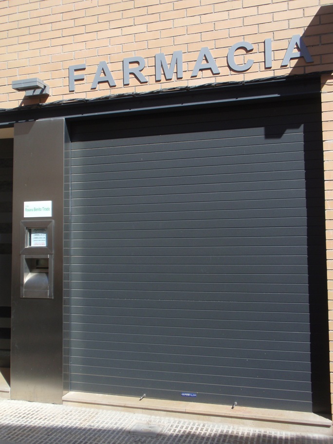 Puerta comercial 3