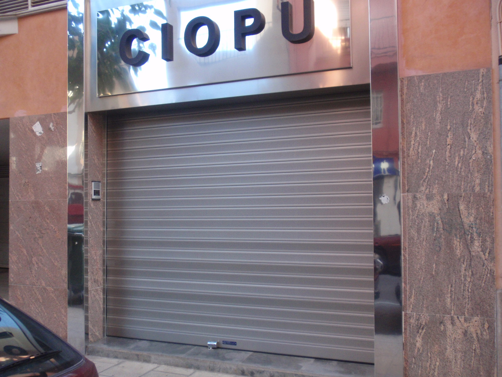 Puerta comercial 4