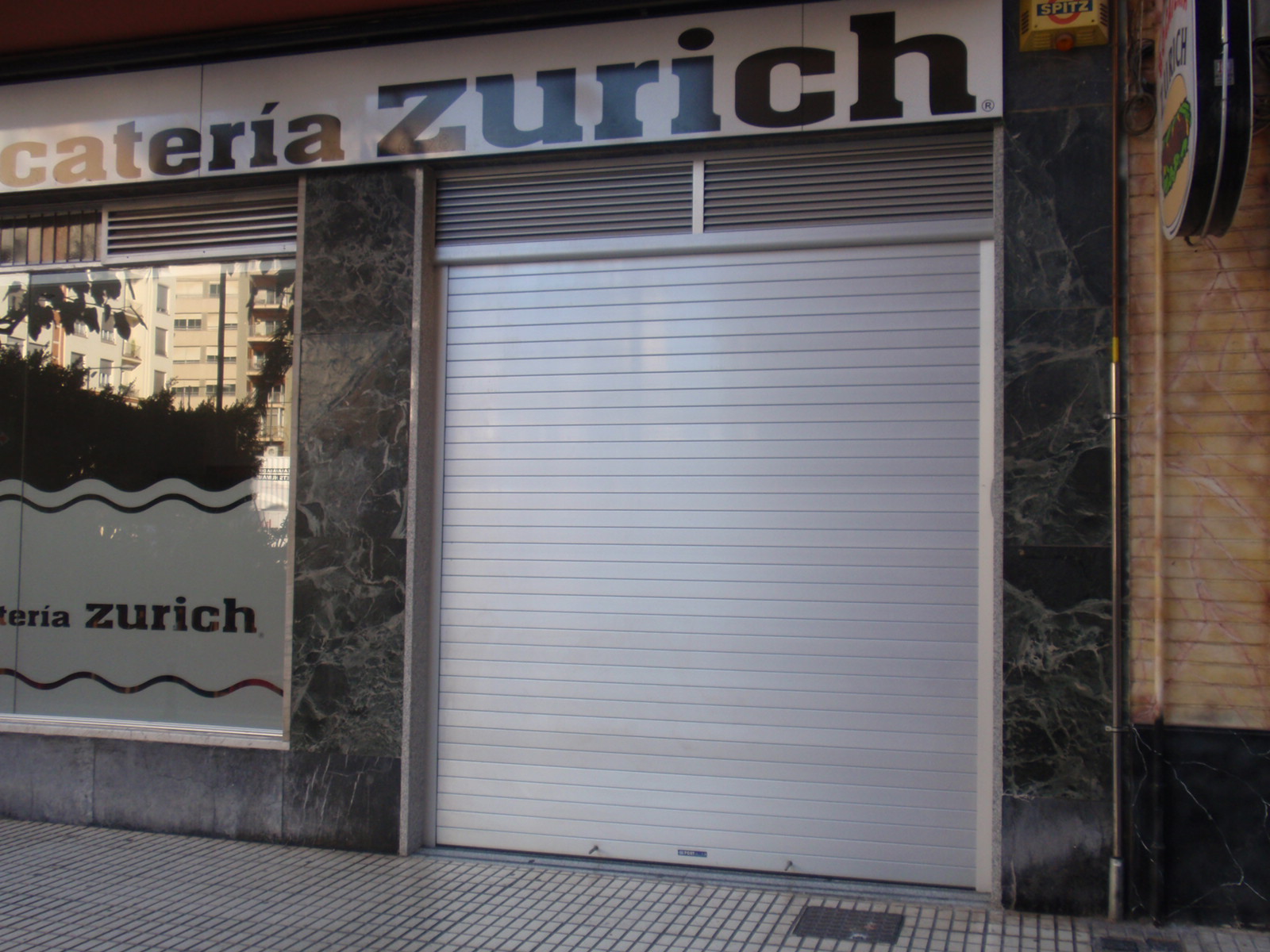 Puerta comercial 5
